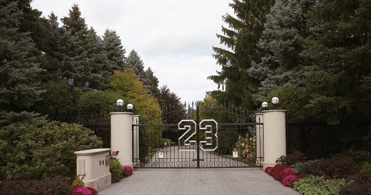 Una puerta con el número 23 controla el acceso a la casa de la leyenda del baloncesto Michael Jordan el 21 de octubre de 2013 en Highland Park, Illinois. (Foto de Scott Olson/Getty Images)