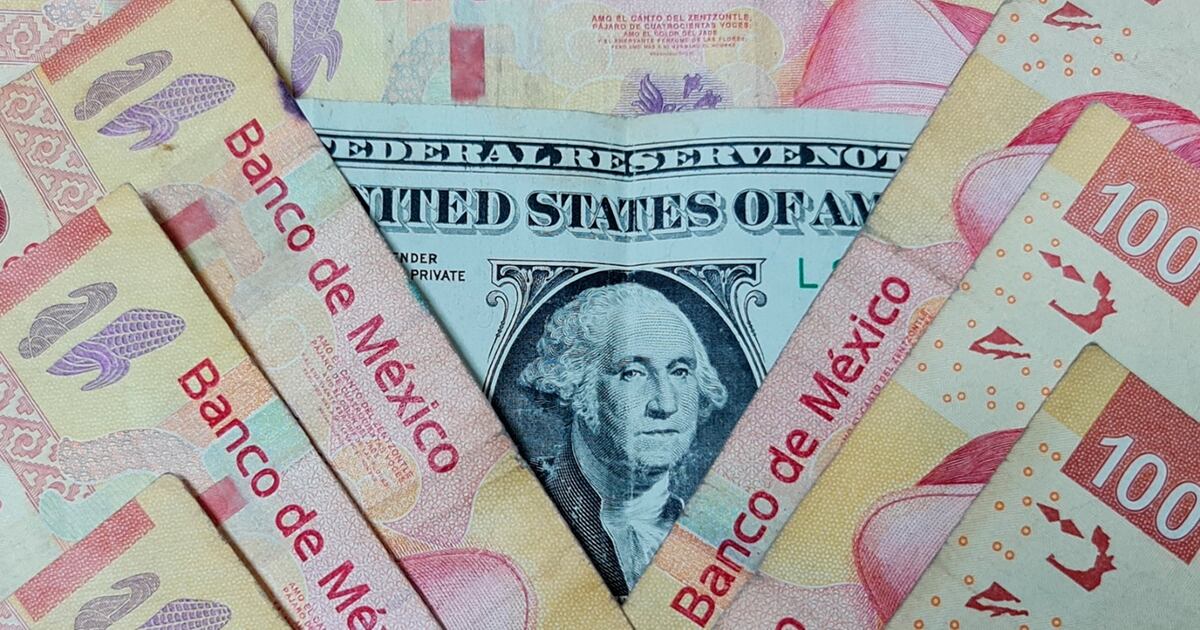 El peso mexicano se acerca a las 20 unidades por dólar la noche de este miércoles.