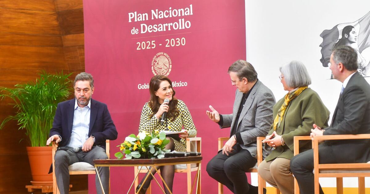 La gobernadora Tere Jimenez junto al secretario de Economia, Marcelo Ebrard.