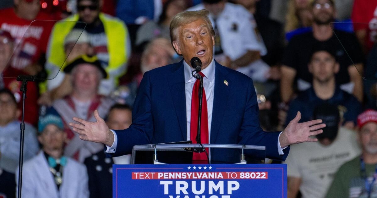 Trump dijo que no hay “ninguna posibilidad” de que el bloque BRIC reemplace al dólar en el comercio global. (Foto: EFE/David Muse)