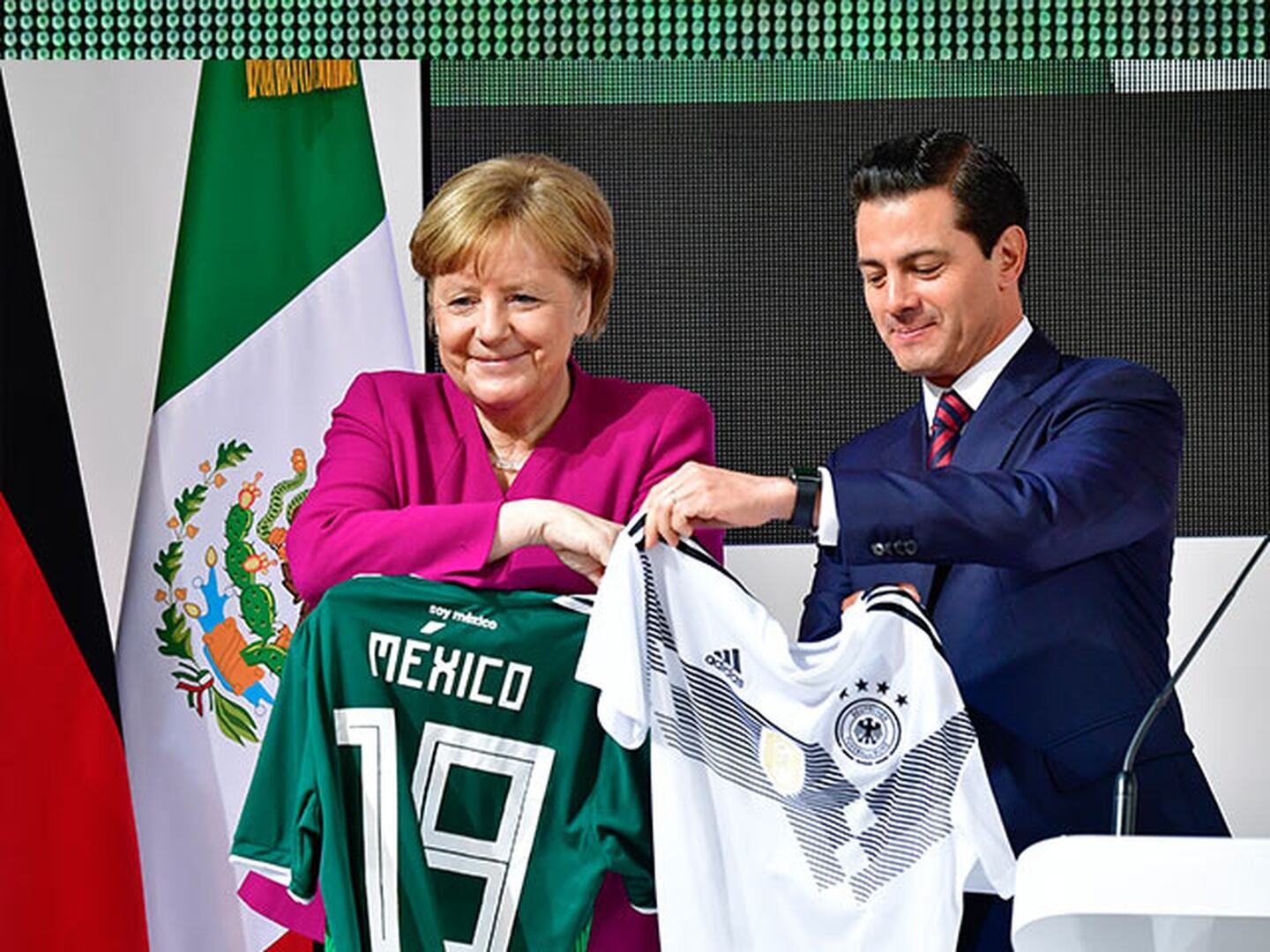 Peña Nieto y Angela Merkel intercambian playeras antes de Rusia 2018