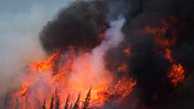 Incendios forestales en Canadá: El fuego ‘cerca’ la ciudad de Fort McMurray