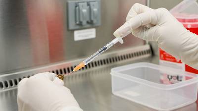 Vacuna contra el melanoma de Moderna y Merck reduce riesgo de muerte