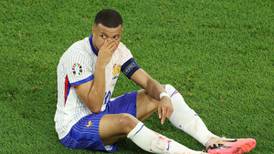 ¿Se va Mbappé? El delantero del Real Madrid se fracturó la nariz en el debut de Francia en la Eurocopa 2024