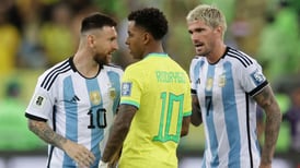 ¡Se dijeron de todo previo al Brasil-Argentina! Lionel Messi y Rodrigo De Paul encararon a Rodrygo (VIDEO)