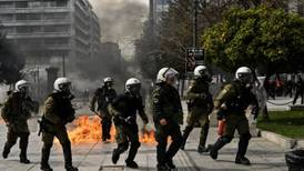 Muere policía griego en el hospital tras violencia del derbi Olympiakos vs Panathinaïkos de voleibol
