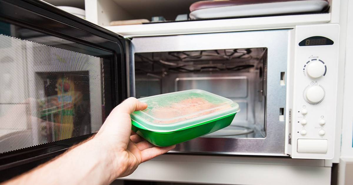 Se puede calentar un envase de aluminio en el microondas?