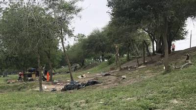 Incendian 25 moradas en campamento de migrantes cerca de la frontera con Texas