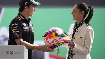 ‘Checo’ Pérez regala casco de F1 a Claudia Sheinbaum tras anunciar extensión del GP de México