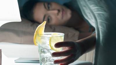 ¿Qué pasa si tomo agua con limón en la noche?