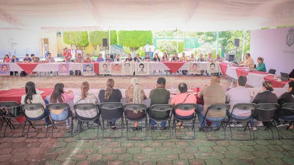 Evelyn Salgado sostiene reunión con madres y padres de los 43 estudiantes de Ayotzinapa