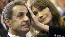 Carla Bruni es acusada de manipulación de testigos en la campaña de Nicolas Sarkozy