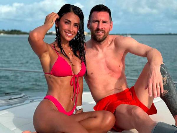 Messi y Luis Suárez, de viaje juntos con Antonela Roccuzzo presumiendo bikini (FOTO)