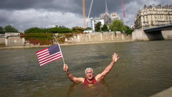 Al agua (contaminada) pato: Joel Stratte nada en el Río Sena antes de París 2024