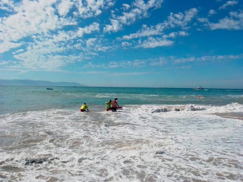 Las playas de Puerto Vallarta presentaron alto oleaje a unos días