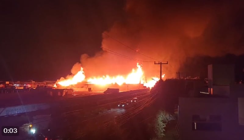La noches del 25 de octubre se registró un incendio en las inmediaciones de la Central de Abastos de Toluca.