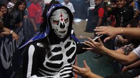 'La Parka' sufre aparatosa caída en lucha libre en Monterrey y es hospitalizado