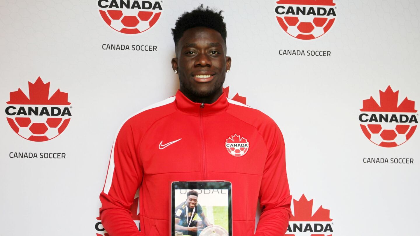 Alphonso Davies, elegido el mejor jugador del año en Concacaf