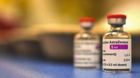 Canadá aprueba uso de vacuna COVID de AstraZeneca 