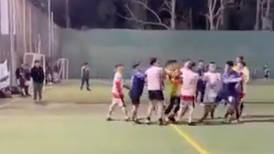 Futbolistas de Colo Colo se pelean en pleno partido amateur y son suspendidos | VIDEO