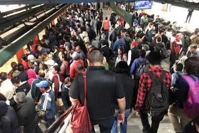 Hospitalizan a mujeres que les cayó estructura del Metro de la CDMX durante  marcha del 8M - La Otra Opinión