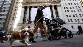 Wall Street cierra ‘tenso’ ante poco optimismo por recortes en tasas de interés de la Fed
