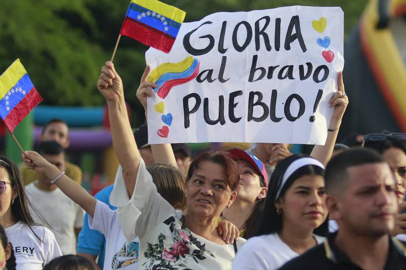 Venezolanos se reúnen en Bogotá y otras ciudades colombianas para esperar en ambiente de fiesta los resultados de las elecciones presidenciales en su país, con "la ilusión" de que arrojen un triunfo de la oposición. (Foto: EFE/Mario Caicedo)