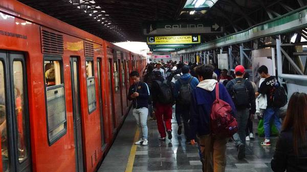 Metro de la CDMX va ‘de rodillas’: Reportan retrasos de hasta 20 minutos en las Líneas B y 8