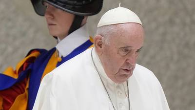 Descarta el Papa ordenar mujeres