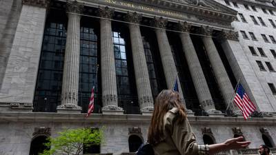 Wall Street se restablece; inversionistas esperan datos de tasas de interés