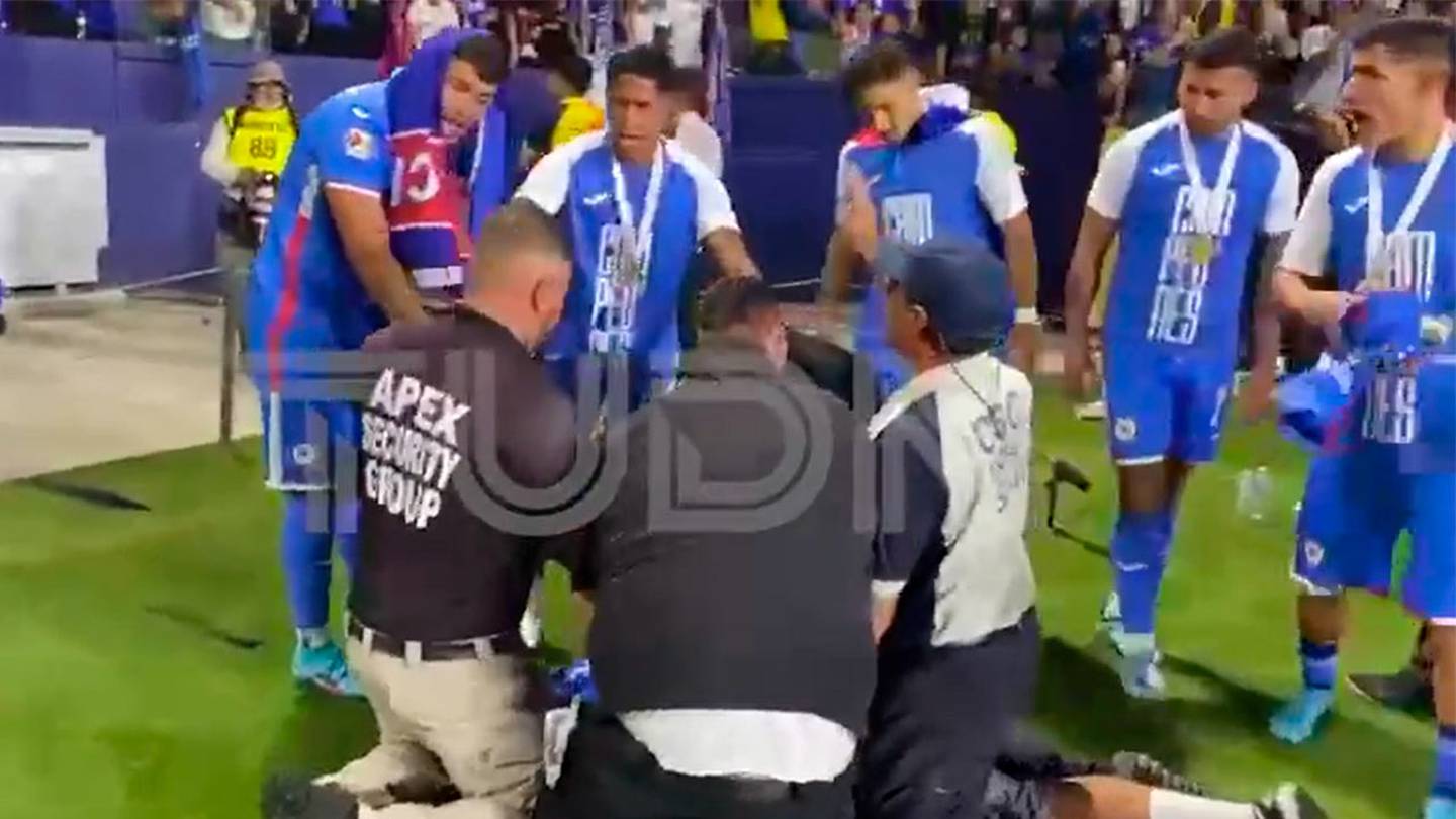 Los jugadores de Cruz Azul intentaron ayudar al aficionado.
