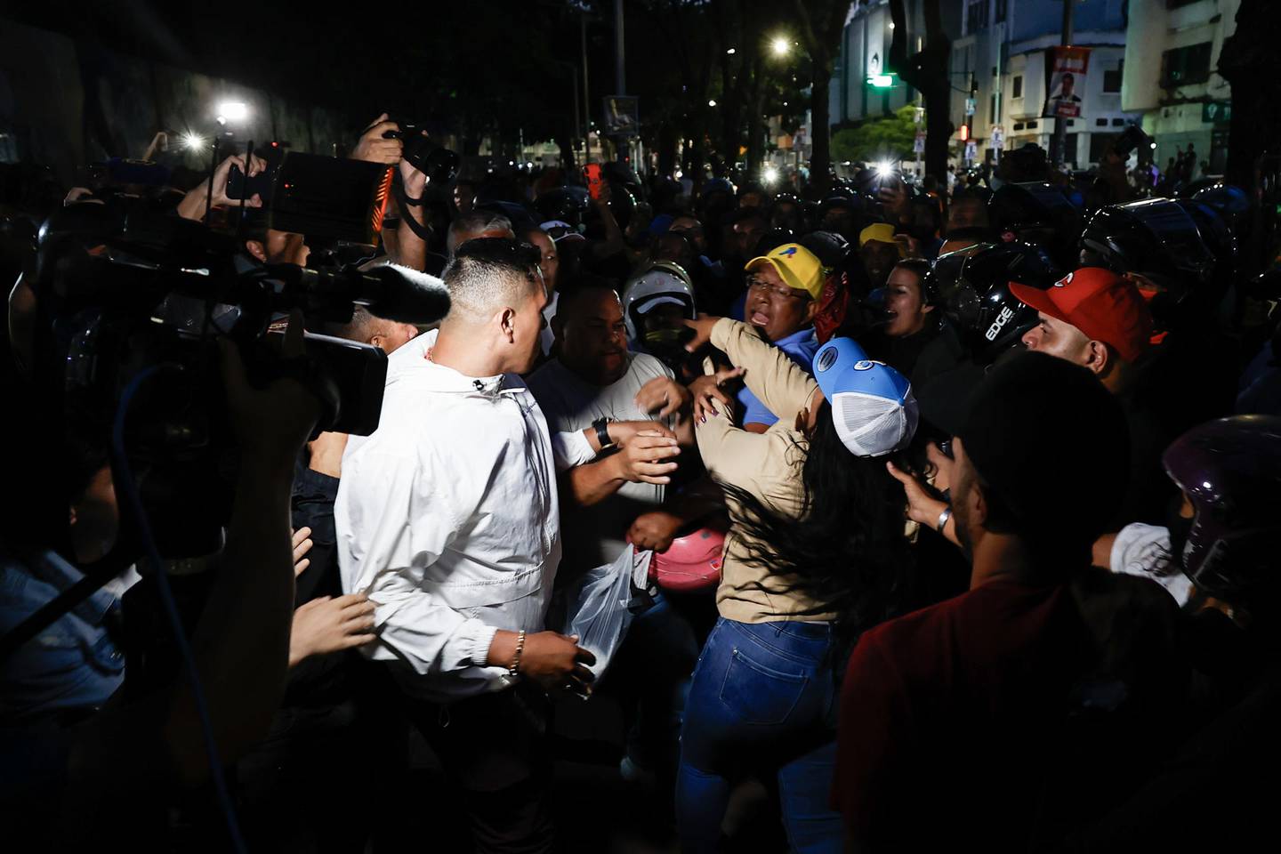 Seguidores del presidente Nicolás Maduro, bloquean el acceso a personas que intentan entrar a un centro de votación (Foto: EFE/ Henry Chirinos)