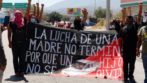 Muerte de Yanqui Kothan: Familia y normalistas de Ayotzinapa piden a Sheinbaum retomar el caso
