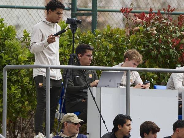 ¡Lo ponen de camarógrafo! Joao Mendes, hijo de Ronaldinho, cambia el futbol por un día