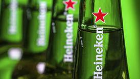 Heineken completa su salida de Rusia; vende negocio de cerveza... ¡en un euro!