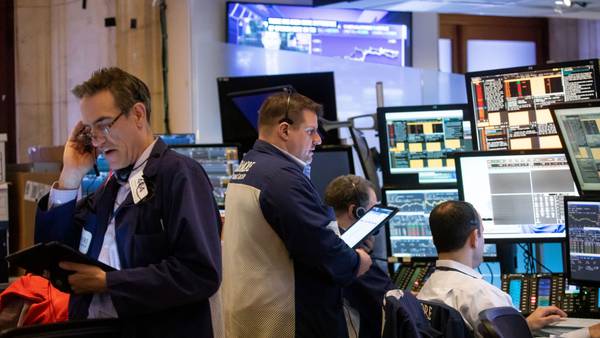 Wall Street abre positivo tras datos de desaceleración en EU