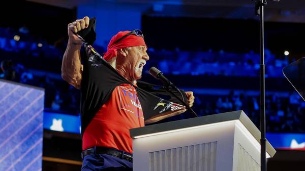 Hulk Hogan, leyenda de WWE, asegura que Donald Trump es su héroe y se arranca playera (VIDEO)