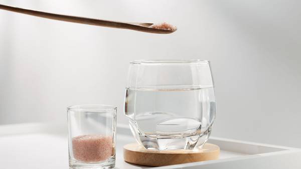 ¿Para qué sirve tomar agua con sal rosa? Los beneficios explicados por un nutriólogo 