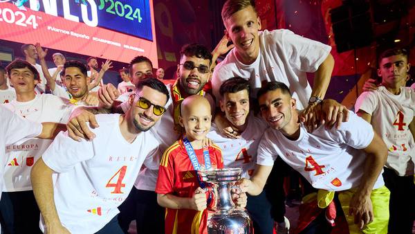 Álvaro Morata sube a niña con cáncer al festejo de España por la Eurocopa: “Tú eres el superhéroe” | VIDEO