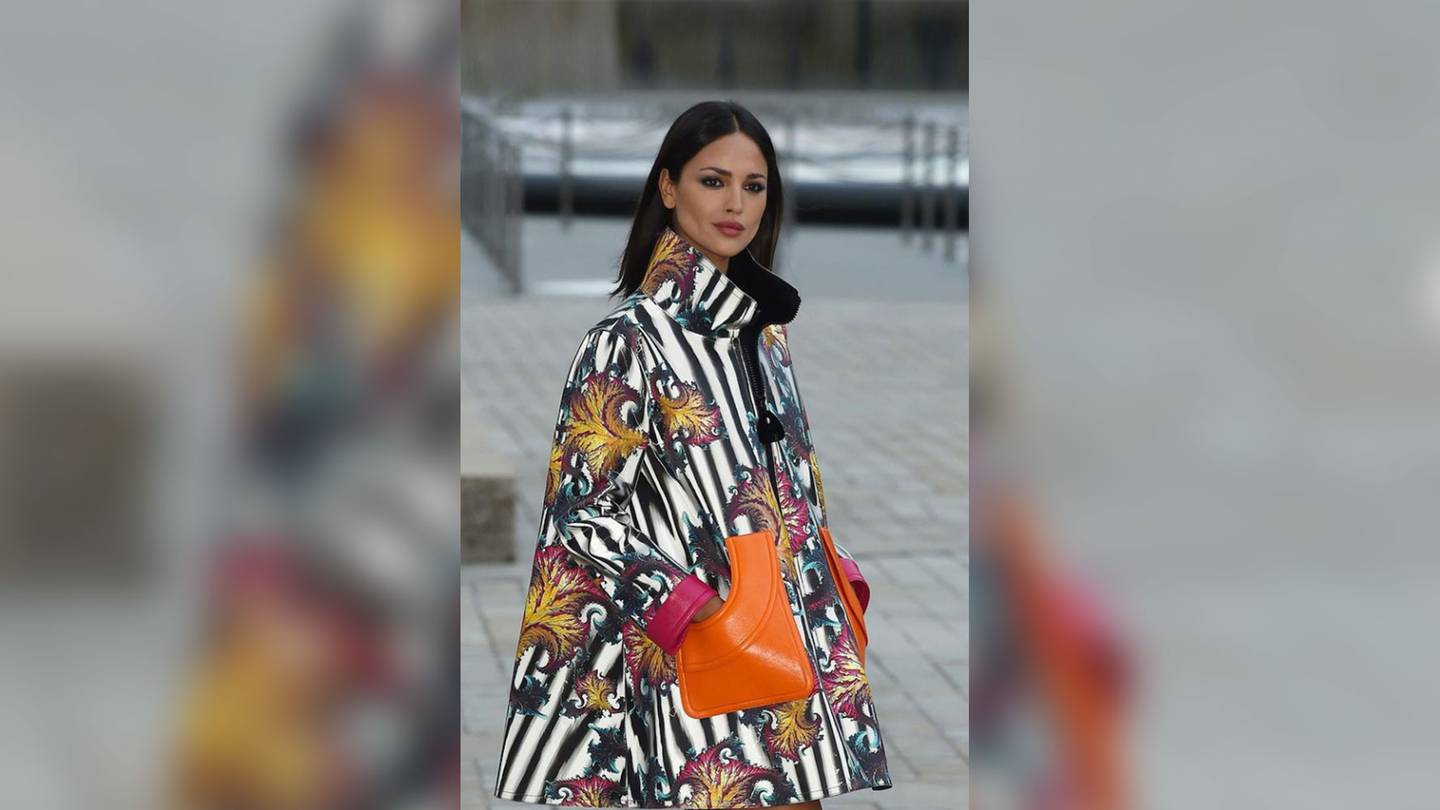 Eiza Gonzalez y su look para el desfile de Louis Vuitton - Foto 1