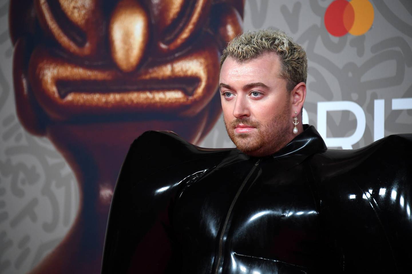 Brit Awards 2023 ¿cómo Un Perro Inspiró El Traje De Látex De Sam Smith Y Quién Lo Diseñó El 