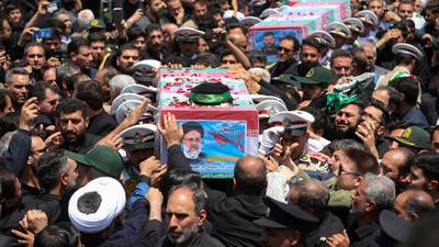 Funeral del presidente de Irán: Ebrahim Raisi es sepultado en el santuario musulmán más sagrado