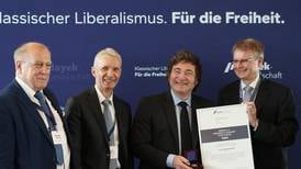 Dan medalla ultraderechista a Milei en Alemania: Cientos de personas se manifiestan en contra