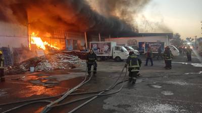 Incendio en Puebla consume fábrica de galletas y 15 automóviles 