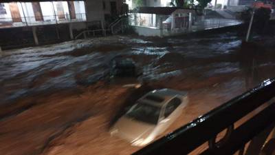 Tormenta tropical ‘Javier’ en BCS: Arroyo se desborda y arrastra más de 15 autos