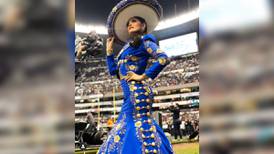 Ana Bárbara se equivoca al cantar Himno Nacional en juego de la NFL
