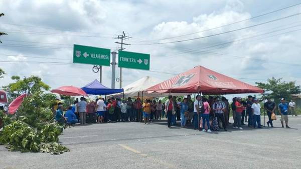 Bloqueos carreteros en Tabasco: Dos manifestaciones ‘enloquecen’ varios municipios