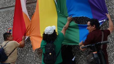 Líder sindical del Infonavit se justifica por romper bandera LGBT: ‘Respeto, pero no estoy conforme’