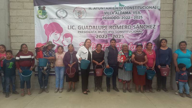 La alcaldesa de Villa Aldama, Veracruz, Guadalupe Romero Sánchez, regaló a las madres cubetas.