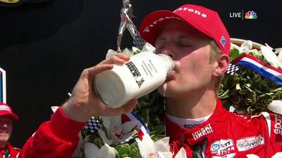 IndyCar: ¿De dónde surge la tradición de los ganadores de beber leche?
